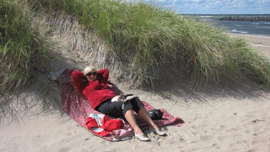 5 Peggy sheltering behind a sand dune