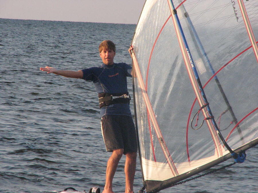 Johnny_Laing_foot_lifting_sail