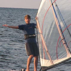 Johnny_Laing_foot_lifting_sail